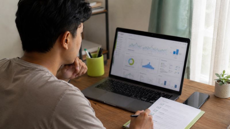 Ilustrasi analisis data performa website di laptop sebagai bagian dari Jasa SEO gratis untuk bisnis kecil.