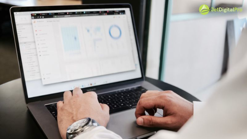 Analis memantau data trafik website menggunakan jasa SEO terbaik untuk strategi digital marketing
